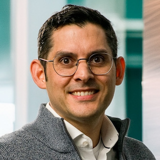 Employee Person Portrait Oliver Heyer